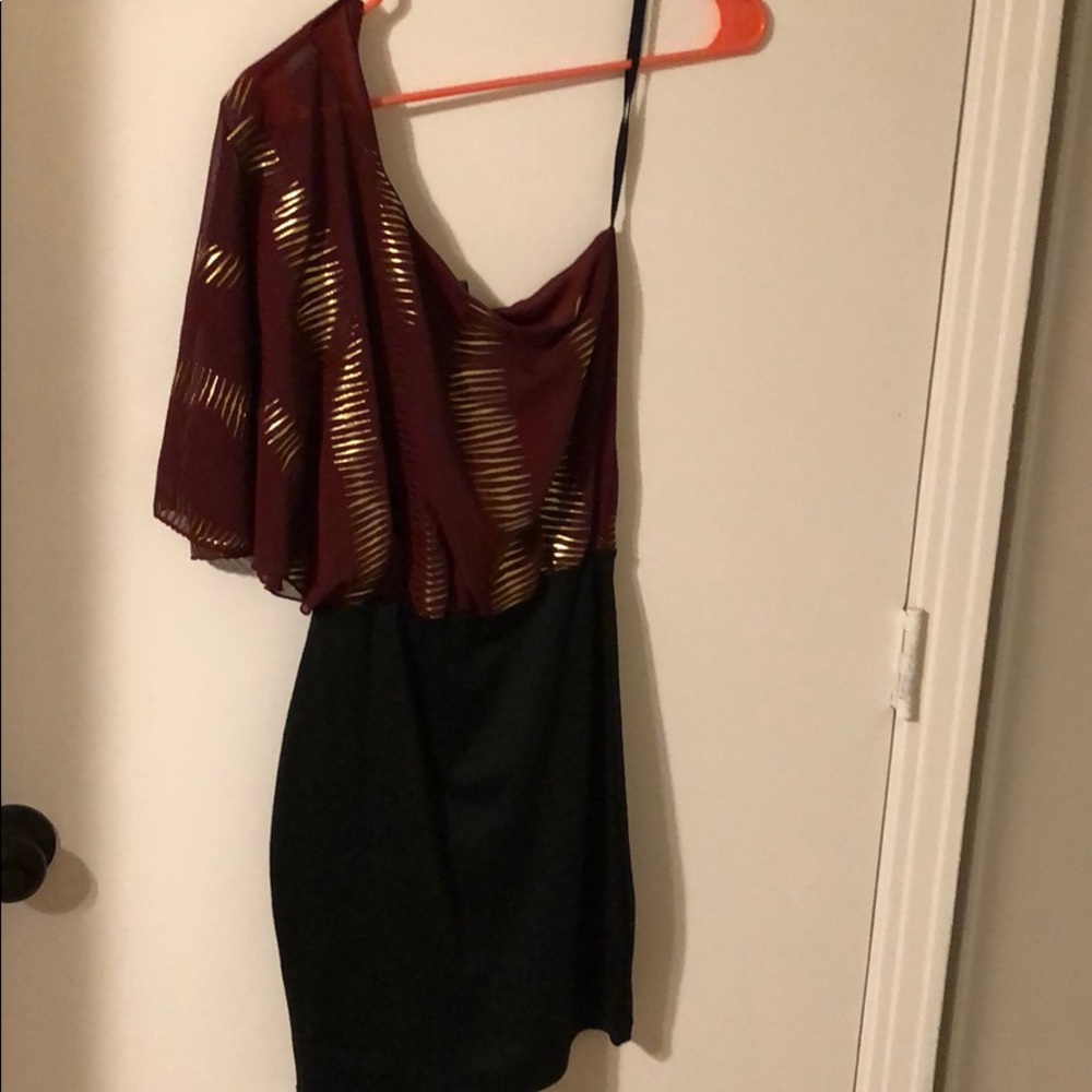 Fitted body central dress